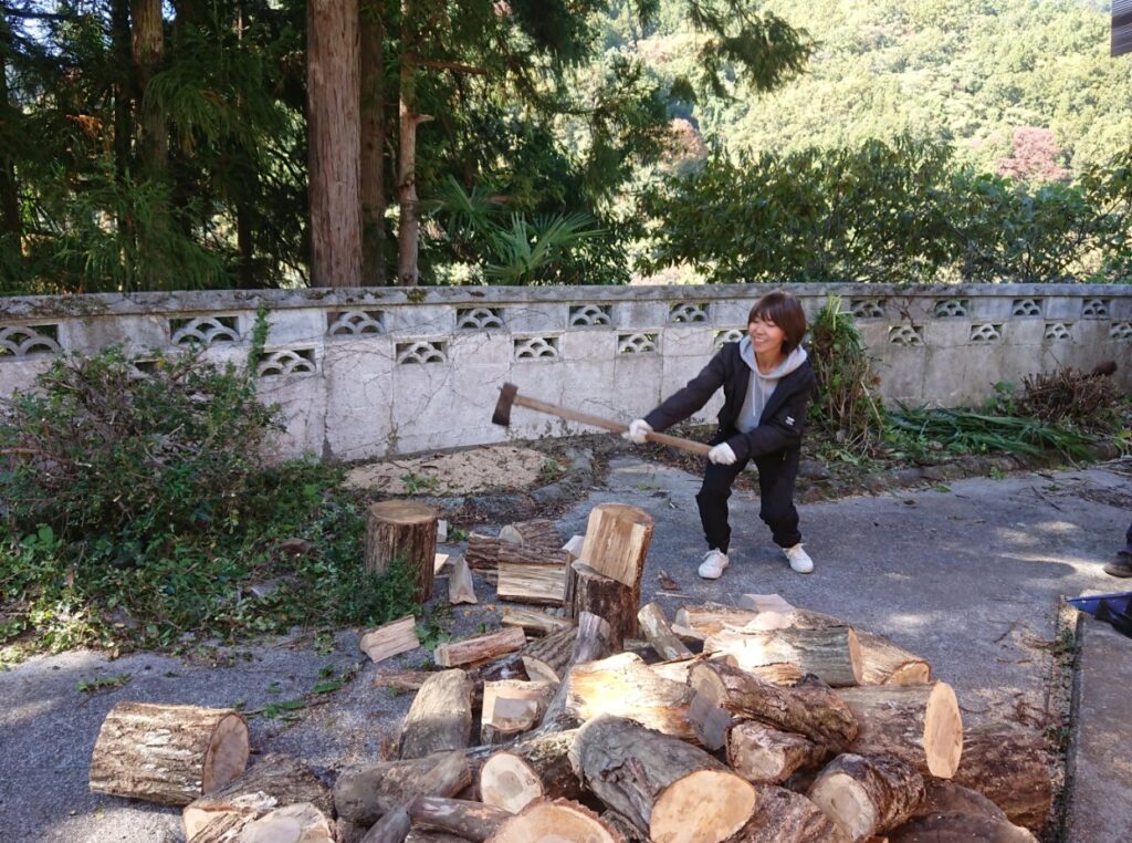 遊子川の薪割り